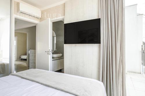 Μια τηλεόραση ή/και κέντρο ψυχαγωγίας στο Luxury spa house - Com piscina e jacuzzi