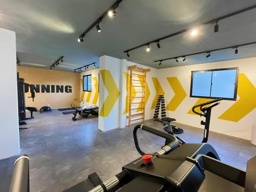 Un gimnasio con equipo cardiovascular y un televisor de pantalla plana. en 04 - Apto Studio Liberdade Sé 500'Metrô, en São Paulo