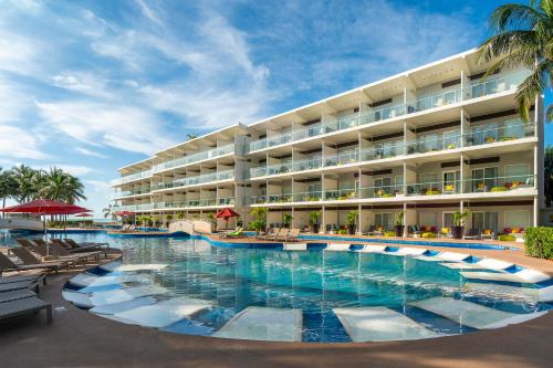 Selection Riviera Cancún- All Inclusiveの敷地内または近くにあるプール