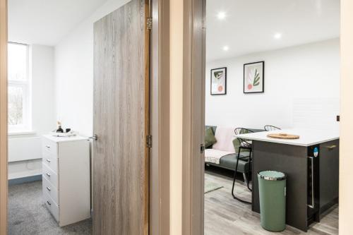 プレストンにあるComfortable Apartment in desirable area of Prestonのデスク付きの部屋への開放ドア