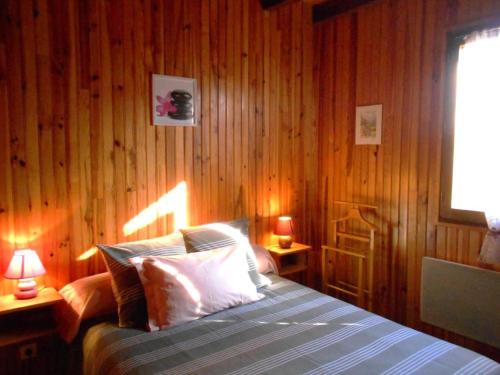 Postel nebo postele na pokoji v ubytování Gîte de France Les acacias 3 épis - Gîte de France 4 personnes MAE-0044