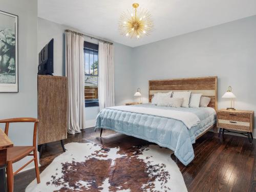 a bedroom with a bed and a desk and a window at Brooklyn House, Downtown Wilmington in Wilmington