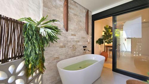 Um banheiro em Coconut's Maresias Hotel