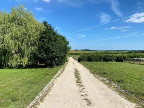 un chemin de terre au milieu d'un champ dans l'établissement The Nook, 1 Bedroom Cottage with Indoor Fireplace, à Poundon