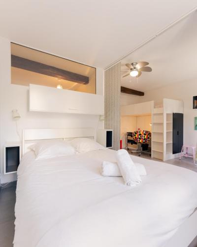 - une chambre avec un grand lit blanc et des oreillers blancs dans l'établissement Le Quai de Prague - Cosy - Central - Loire - Parking gratuit dans la rue, à Orléans