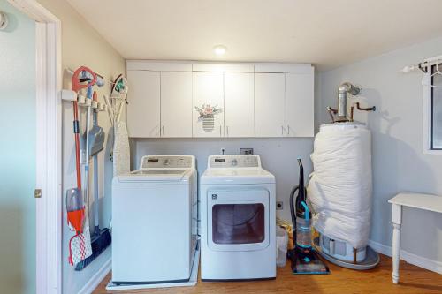 a laundry room with two washers and a dryer at The Fish Bowl in Carpenterville