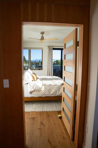 Postel nebo postele na pokoji v ubytování Shorehouse Hotel