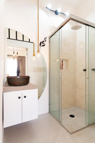 a bathroom with a glass shower and a sink at Departamento recién remodelado en centro histórico in Puebla