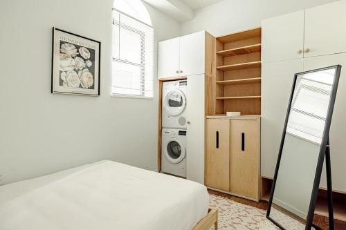 Ένα ή περισσότερα κρεβάτια σε δωμάτιο στο Lux Condo Steps to Washington Park - Walk to ALL