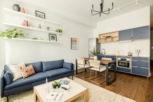 Η κουζίνα ή μικρή κουζίνα στο Lux Condo Steps to Washington Park - Walk to ALL