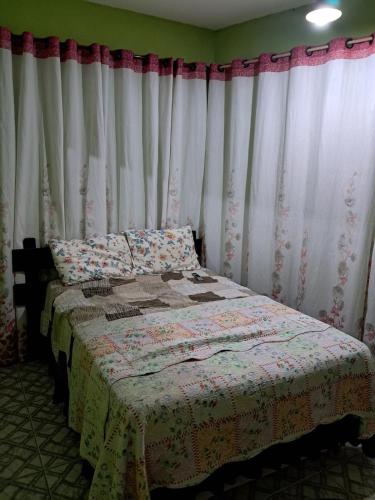 Ένα ή περισσότερα κρεβάτια σε δωμάτιο στο Kitnet 500m da praia