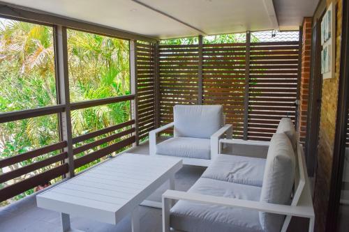 Ruang duduk di IndulgeAtSurfriders