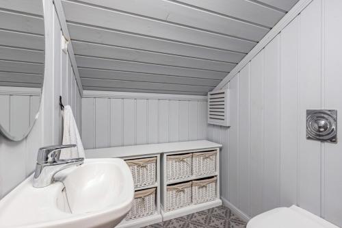 ein Badezimmer mit Waschbecken und Toilette in der Unterkunft Moderne hytte plass for 10 in Rendalen