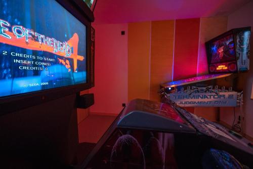 a room with a tv and a video game at Panocek i Babka in Białka Tatrzanska