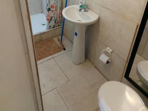 Ένα μπάνιο στο Cabaña Sunset , 6 personas , 2 cuartos a 3 cuadras de la playa