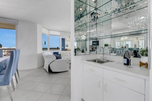 Billede fra billedgalleriet på Luxury Oceanfront Escape - Condo at Merida in Cape Marco i Marco Island