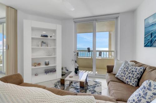 Et opholdsområde på Luxury Oceanfront Escape - Condo at Merida in Cape Marco