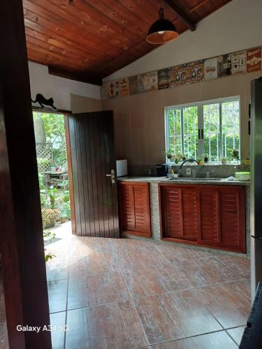 Kuchyň nebo kuchyňský kout v ubytování Suíte Ampla em Casa Familiar com acesso a Lagoa