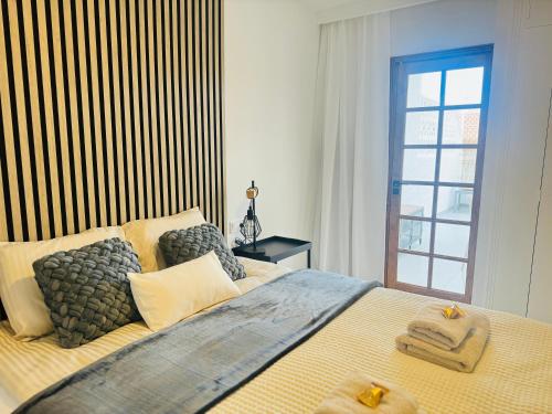 una camera da letto con un letto con asciugamani sopra di Endless Summer Suite - swimming pool - AC ad Adeje