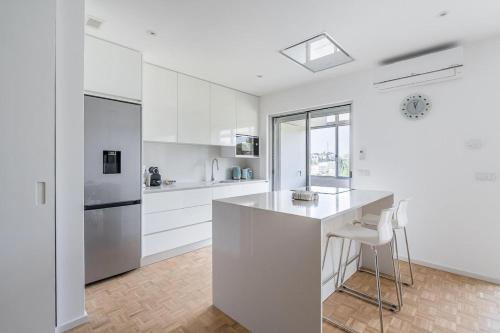 a kitchen with white cabinets and a white counter top at Family Flat Near Porto in Rio Tinto