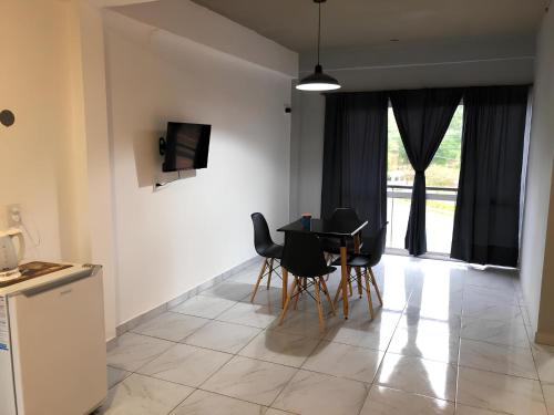 Μια τηλεόραση ή/και κέντρο ψυχαγωγίας στο Don Will Apart