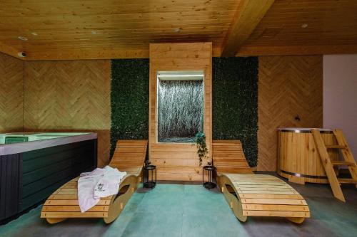 a room with two benches and a window in a room at Panocek i Babka in Białka Tatrzanska