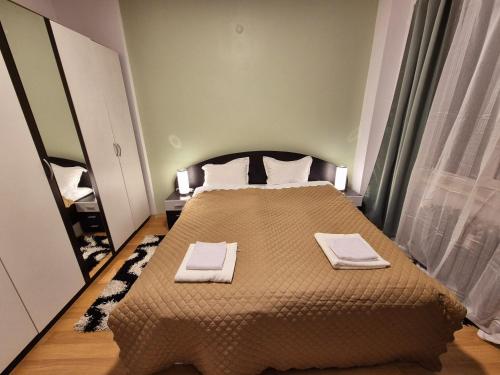 Un dormitorio con una cama con dos toallas encima. en Botev Inn - R2, en Sofía