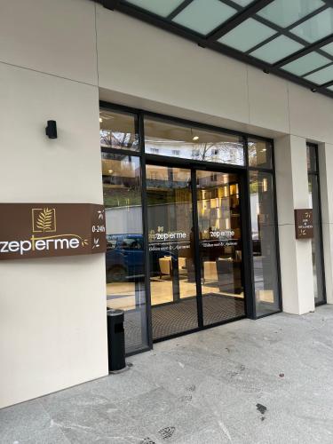 Η πρόσοψη ή η είσοδος του Zepterme 513