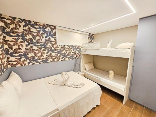 Ένα ή περισσότερα κρεβάτια σε δωμάτιο στο 02 Quartos - Carneiros Beach Resort - Ideal para Família