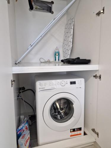 a laundry room with a washer and dryer at Studio I Pokoje I Pokoje z łazienkami in Gdańsk