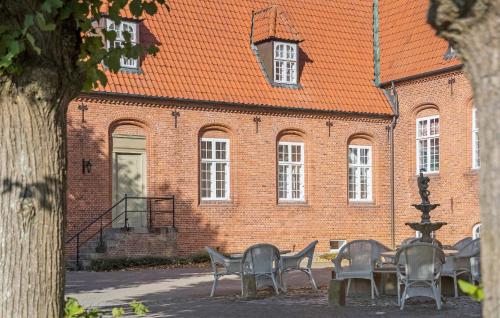 a table and chairs in front of a brick building at Sommerhus in Skanderborg