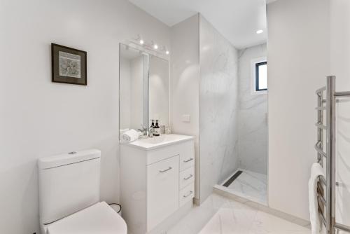 ein weißes Badezimmer mit Toilette und Waschbecken in der Unterkunft Puna Rise - Taupo Holiday Home in Taupo