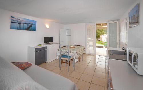 une cuisine et une salle à manger avec une table et une cuisine ainsi qu'une chambre dans l'établissement Villa Saint Nicolas, à Coti-Chiavari