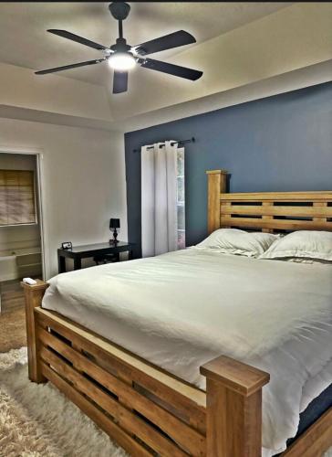 Кровать или кровати в номере 4br Amber Creek House - mins from dwtwn Atl