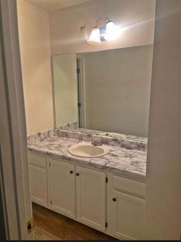 Фотография из галереи 4br Amber Creek House - mins from dwtwn Atl в городе Дугласвилл