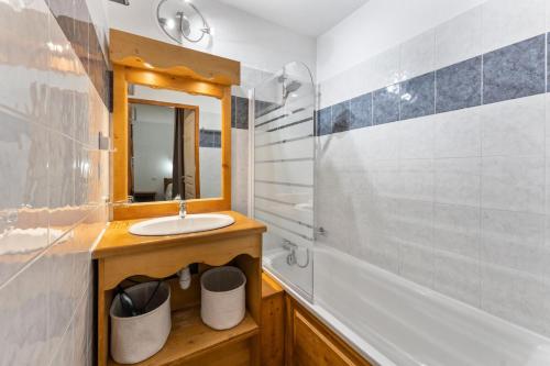 une salle de bain avec un lavabo et un miroir dans l'établissement Résidence Les Hauts De Preclaux - Logement pour 6 personnes au coeur des Orres 1800 MAE-5241, aux Orres