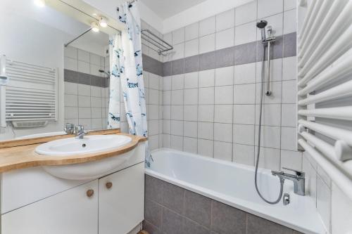 une salle de bain avec un lavabo, une baignoire et une douche dans l'établissement Les Chalets De Bois MÉan - B - Chaleureux appartement avec vue dégagée MAE-5251, aux Orres
