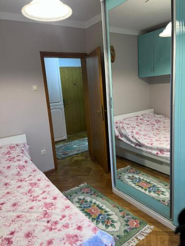 a mirror reflection of a bedroom with a bed and a bunk bed at Apartman Ivanka in Zlatibor