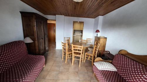 un salon avec un canapé, une table et des chaises dans l'établissement Résidence Eden - APPARTEMENT ALPE D'HUEZ VIEL ALPE MAE-2821, à Huez