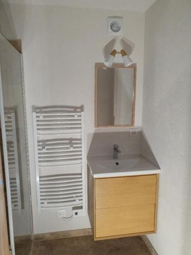 une salle de bain avec un lavabo et un miroir dans l'établissement Résidence Eden - APPARTEMENT ALPE D'HUEZ VIEL ALPE MAE-2821, à Huez