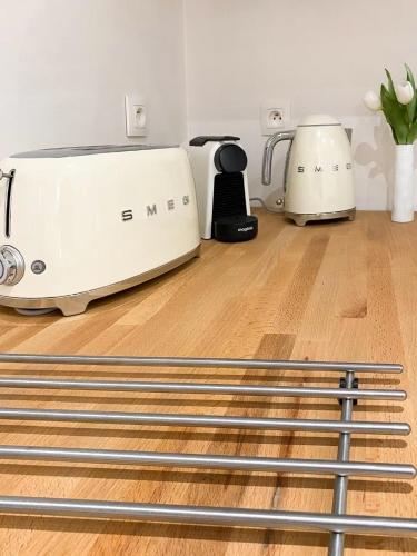 un grille-pain posé sur un plancher en bois dans l'établissement Logement entier appartement Antibes, France, à Antibes