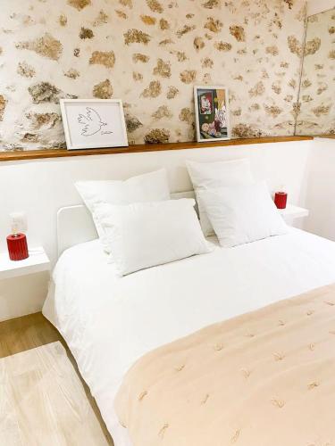 - un lit blanc avec des oreillers blancs dans une chambre dans l'établissement Logement entier appartement Antibes, France, à Antibes