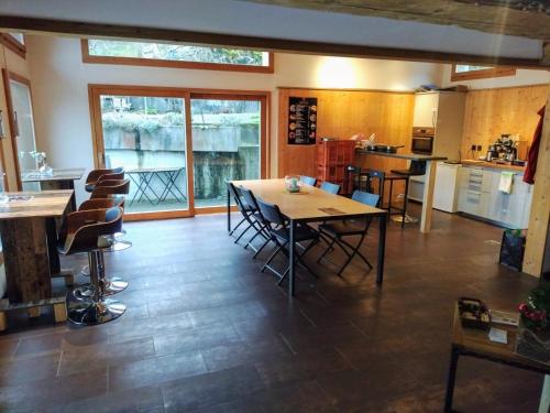 a kitchen and dining room with a table and chairs at Sahlihuus Unterkunft in Köniz