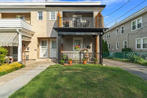 a house with a balcony on the front of it at Bryn Mawr Gembalconydedicated Parking50tv in Bryn Mawr