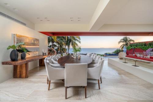 พื้นที่นั่งเล่นของ Stunning 5Bd Beachfront Villa Fully Staffed w Golf, Spa, Beach Clubs & More