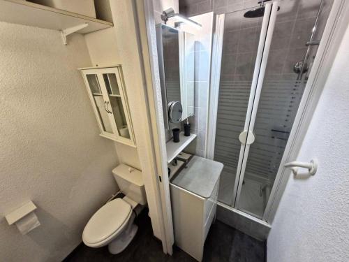 une petite salle de bain avec toilettes et douche dans l'établissement Résidence Le Carlton - 2 Pièces 4 couchages PORT LEUCATE. Réf: 2CAR_218C MAE-5171, à Leucate