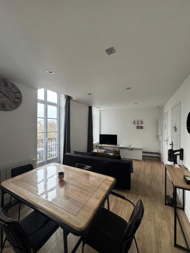 un salon avec une table et un canapé dans l'établissement L'Escapade Côte d'Opale, à Boulogne-sur-Mer