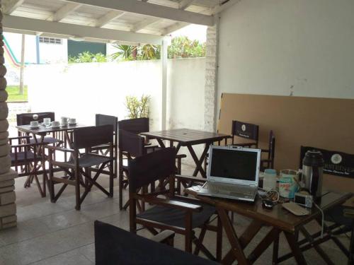 un ristorante con tavoli e sedie con un computer portatile sopra di Mar del Faro a Mar del Plata