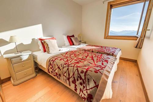 une chambre avec deux lits et une fenêtre dans l'établissement Résidence Le Ridge - RIDGE 204 