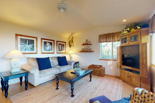 a living room with a couch and a tv at Whaleshead Wonderland in Carpenterville